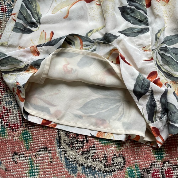 Babaton Floral Silk Shorts Lined Elastic Waist 6 - Picture 5 of 8